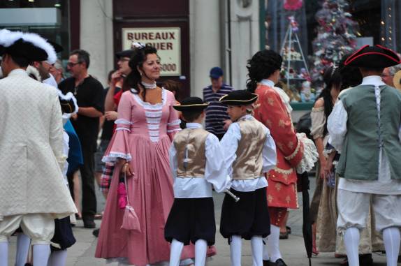 Pessoas fantasiadas caminham pelo centro de Quebeq, no Canadá
